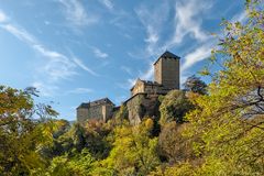 Hoch oben thront Schloss Tirol
