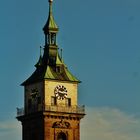 Hoch über Bad Canstatt der Kirchturm von der Sonne angestrahlt