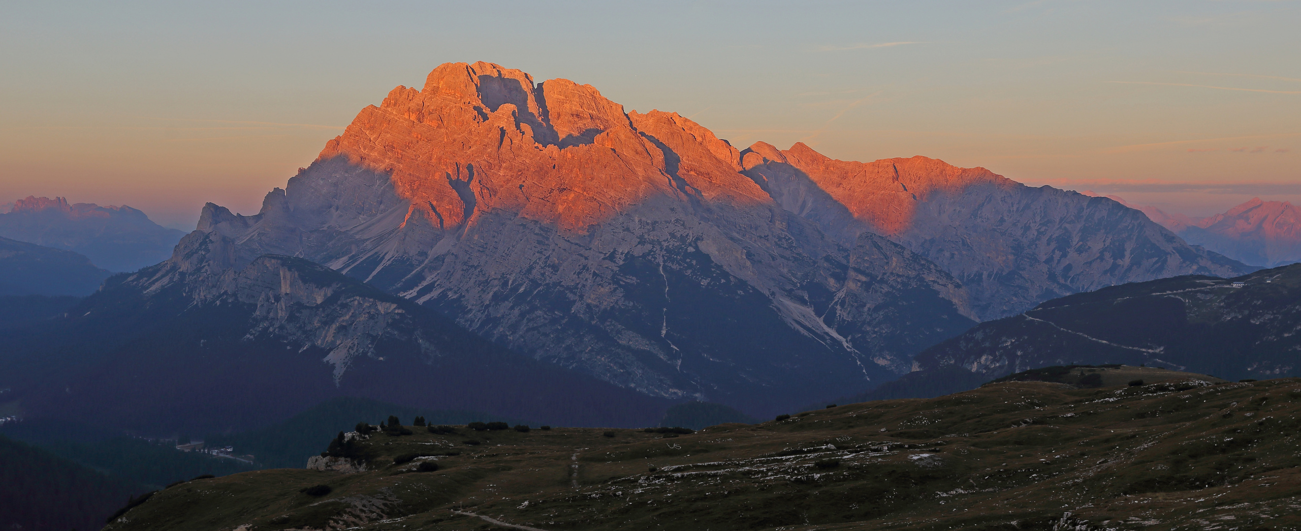 Hoch über Cortina d Ampezo thront der berühmte Monte Cristallo,...