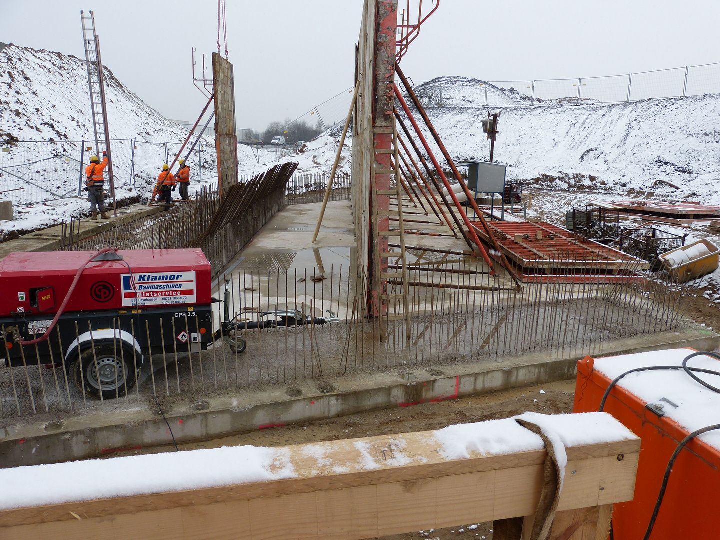 Hoch über das Fundament entsteht zur Zeit der Brückenaufbau