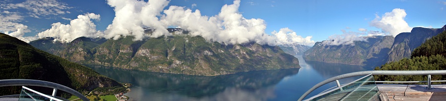 Hoch über dem Aurlandsfjord