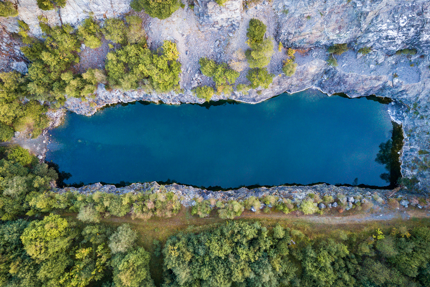 Hoch über dem Bergsee