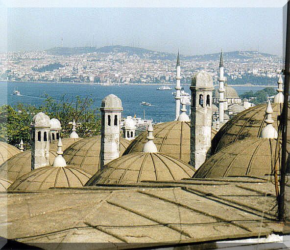 Hoch über dem Bosporus - Schornsteine und Kuppeln