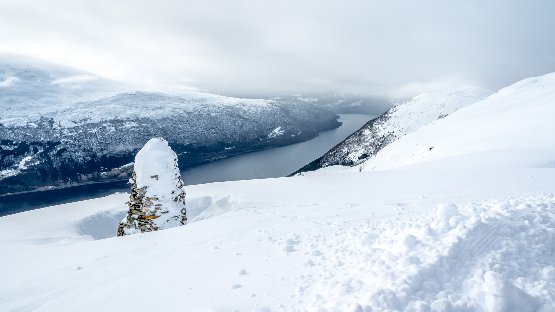 Hoch über dem Innvikfjord