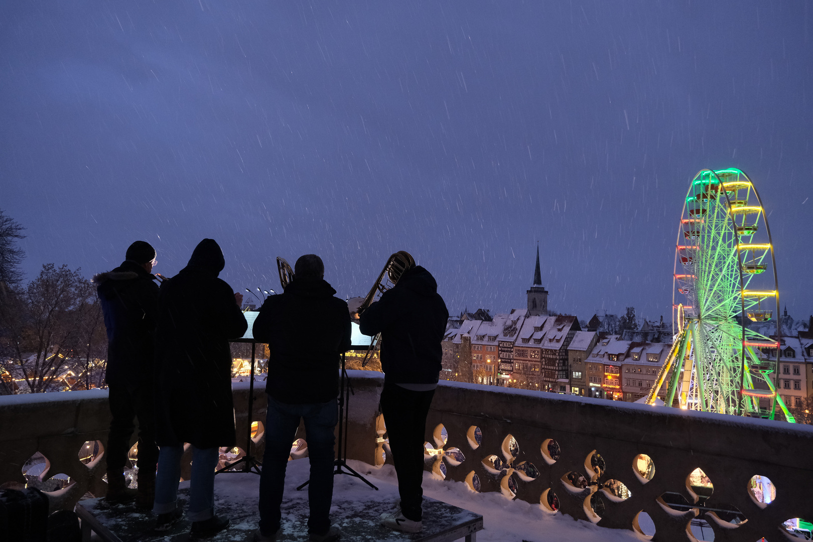 Hoch über dem Weihnachtsmarkt...