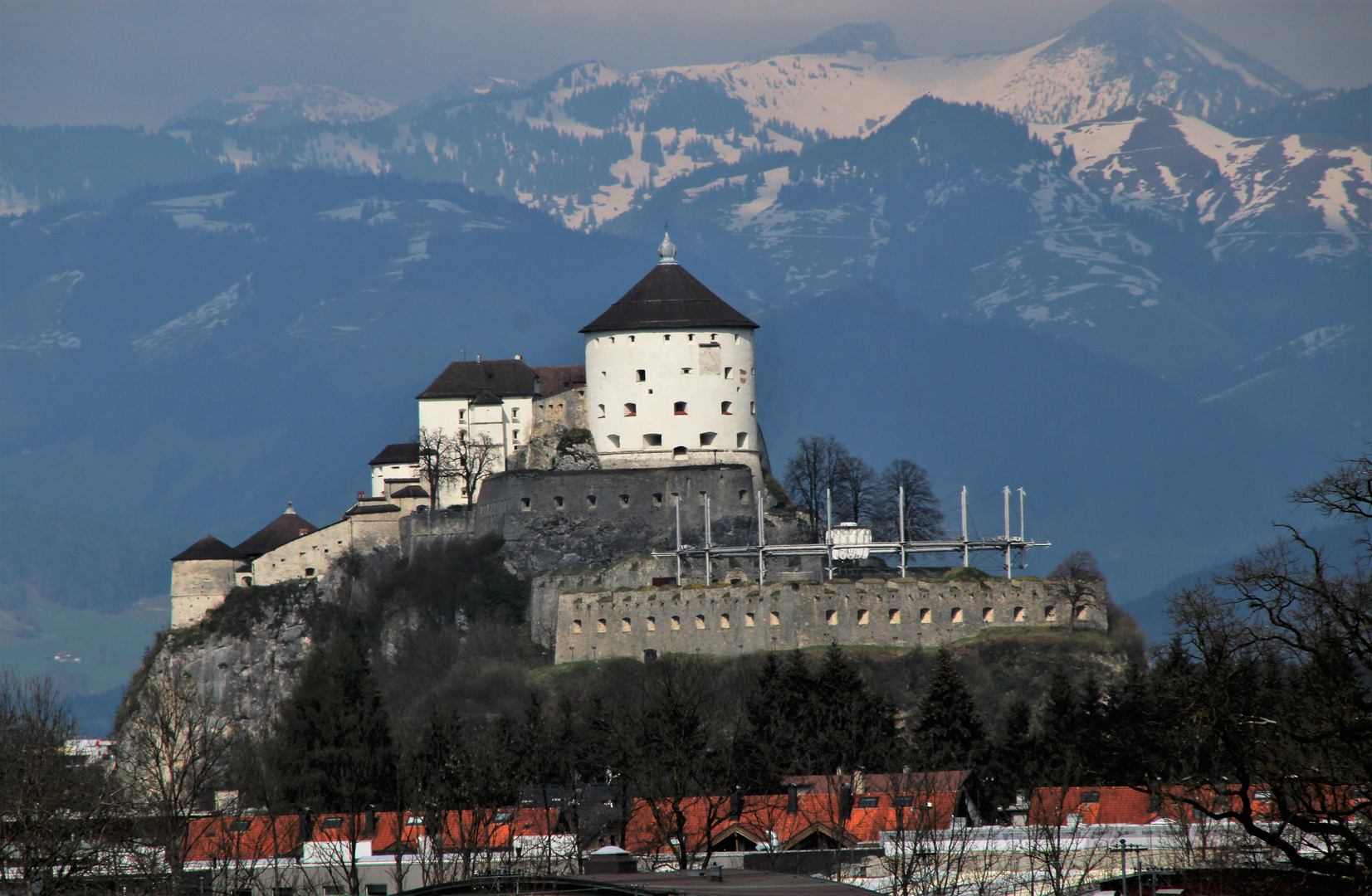 Hoch über den Dächern Kufsteins thront die gleichnamige mittelalterliche Festung