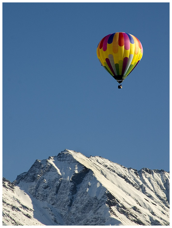 Hoch über den Gipfeln der Alpen.