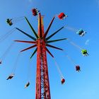 hoch über der Kirmes auf dem Kettenkarussell am Tag