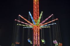 hoch über der Kirmes auf dem Kettenkarussell bei Nacht