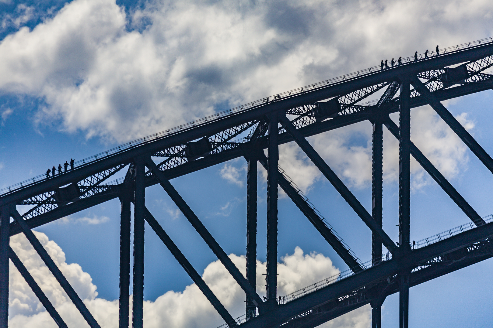 Hoch über die Harbour-Bridge in Sydney