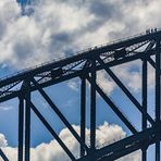 Hoch über die Harbour-Bridge in Sydney