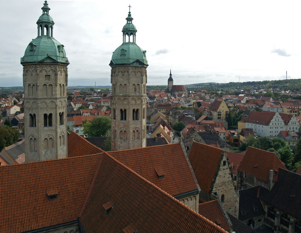 hoch und niedrig - die Stadt, nicht so groß, der Turm grüßt seinen Nachbarn