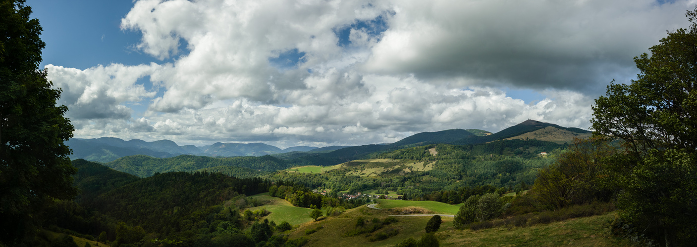 Hoch-Vogesen (rechts der Grand Ballon, der höchste Berg der Vogesen)