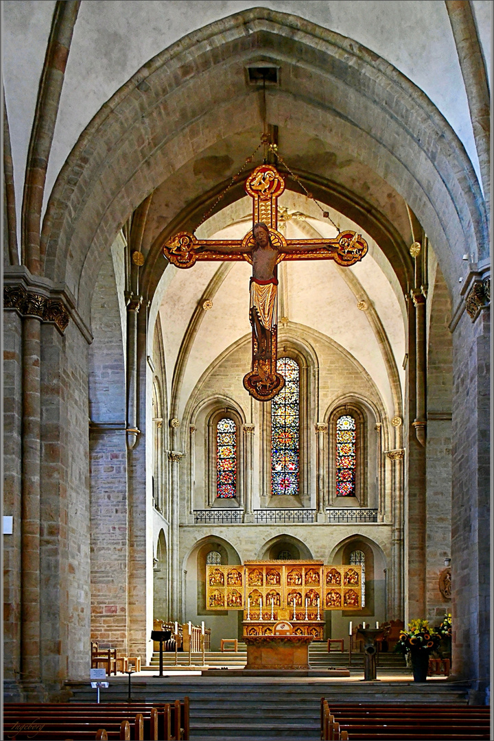 Hochaltar mit Flügelaltar und Triumphkreuz im St. Petri-Dom 