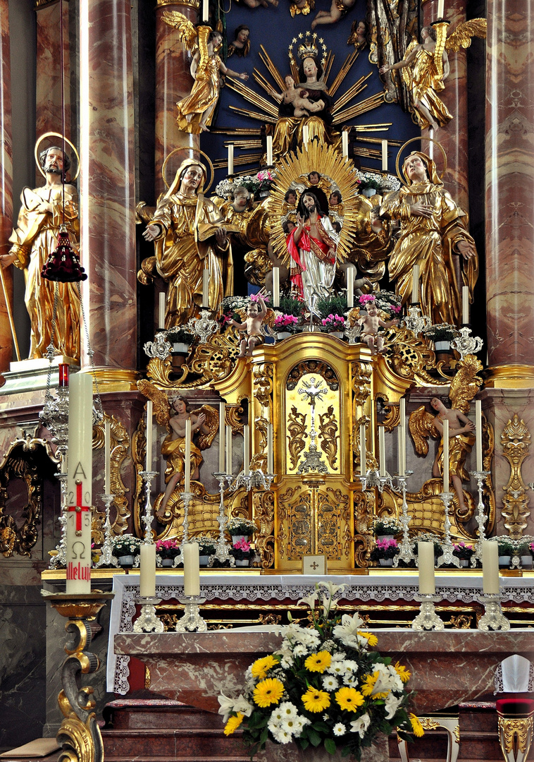 Hochaltar mit gotischer Muttergottes-Skulptur