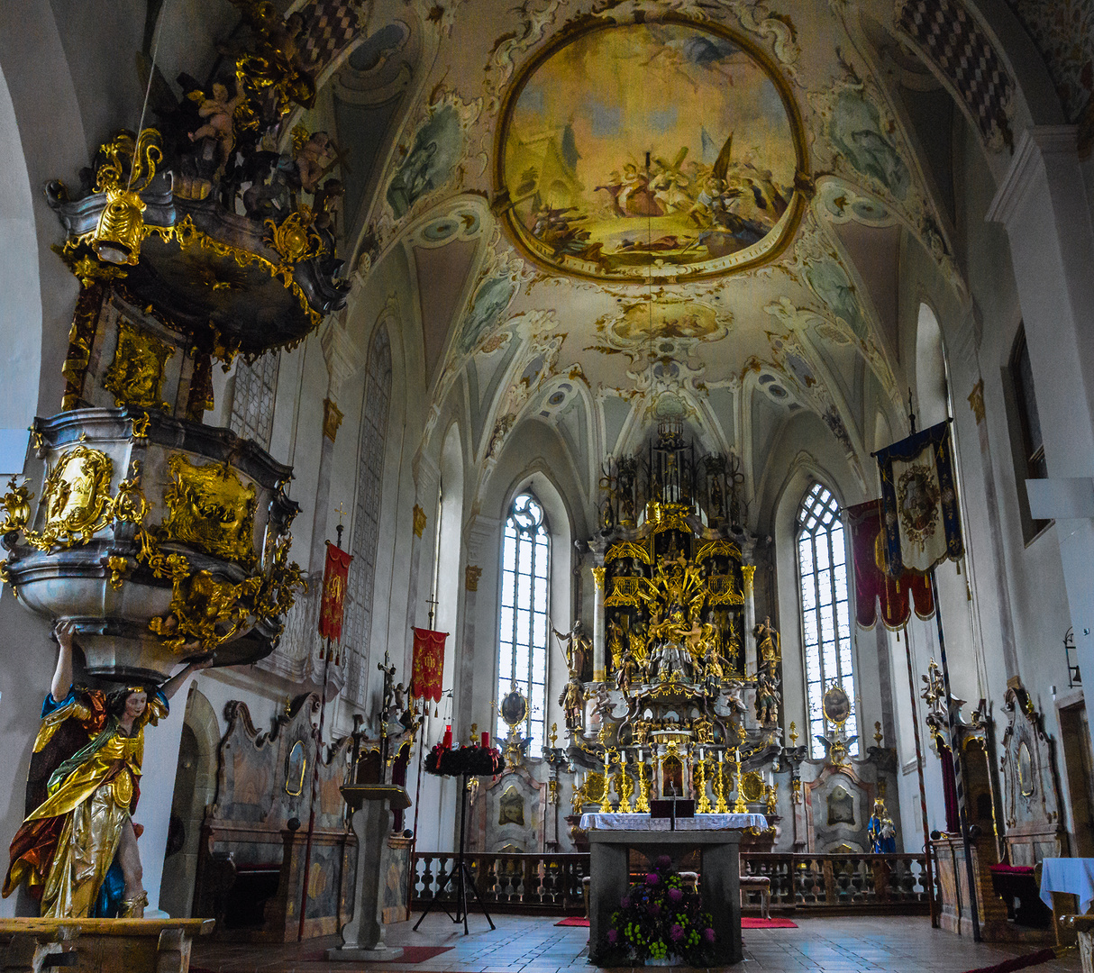 Hochaltar und Kanzel der Wallfahrtskirche Maria Rain/Allgäu