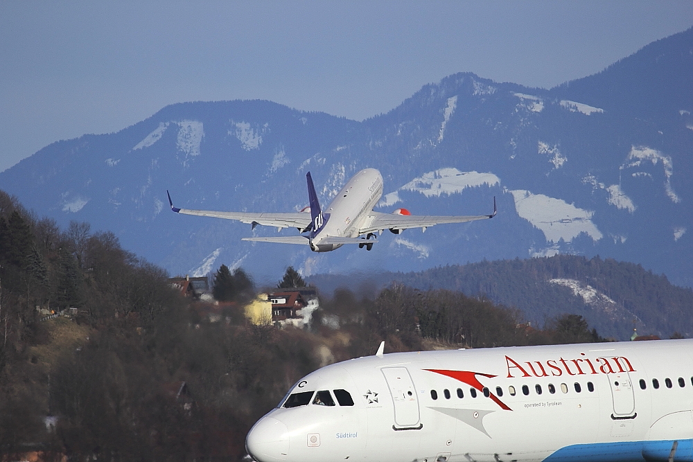Hochbetrieb - Airport Innsbruck - im Winter
