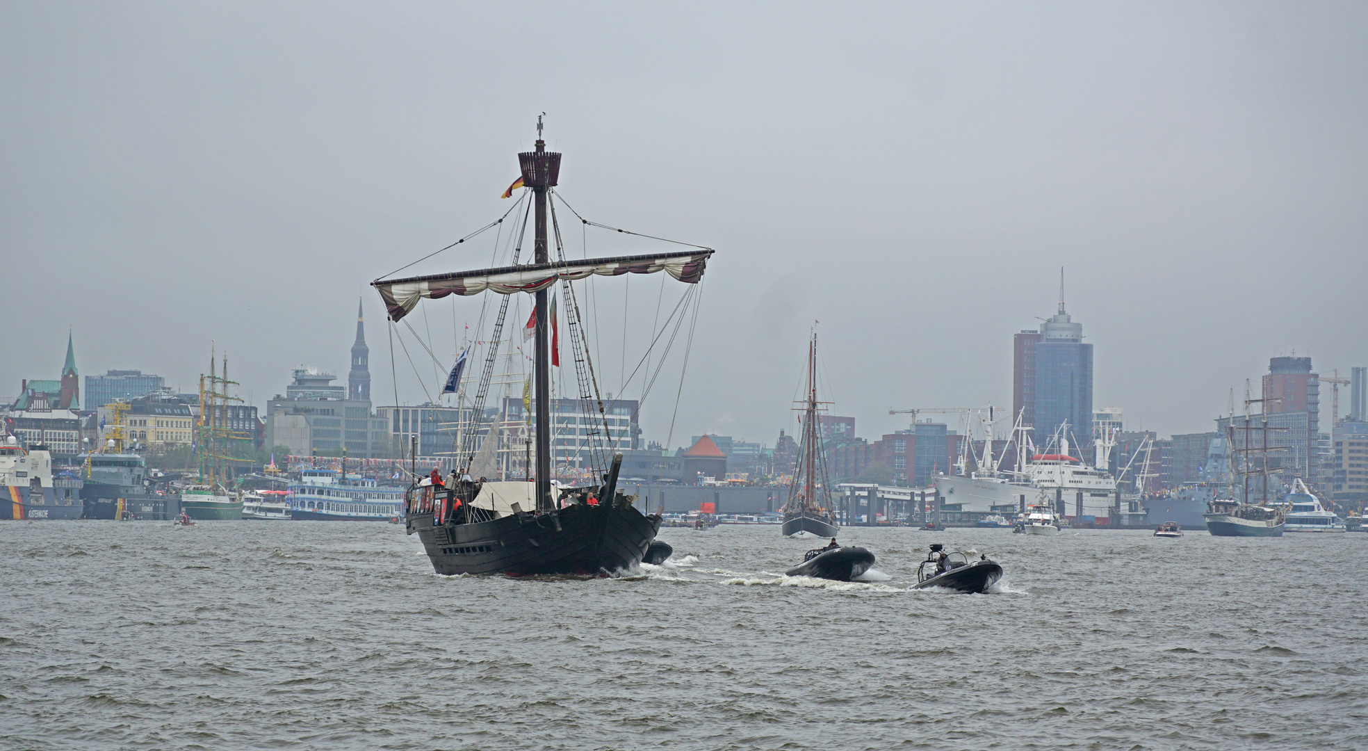 Hochbetrieb auf der Elbe