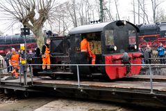 Hochbetrieb bei der Vorbereitung der Vorführung der Eisenbahnen auf der Drehscheibe