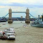 Hochbetrieb vor der Tower Bridge