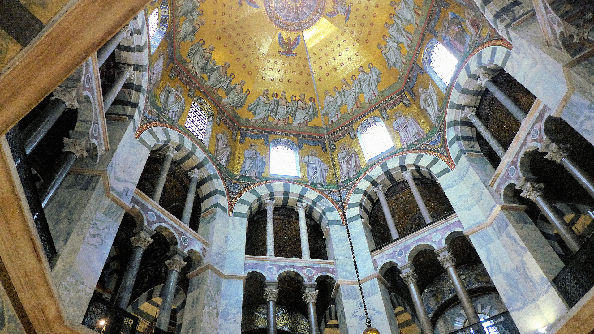 Hochblick im Aachener Dom