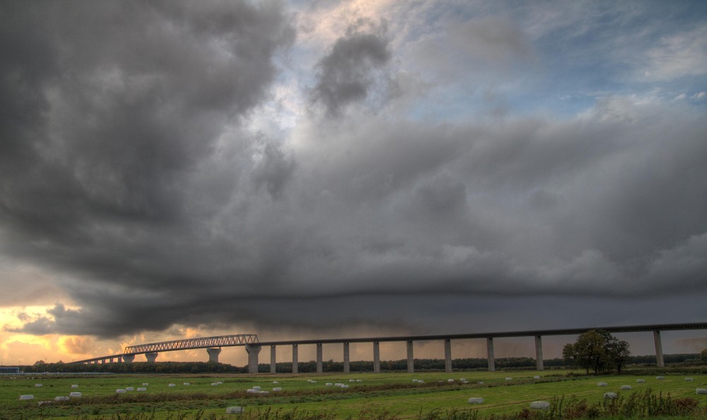 Hochbrücke Brunsbüttel im "Wechselwetter"