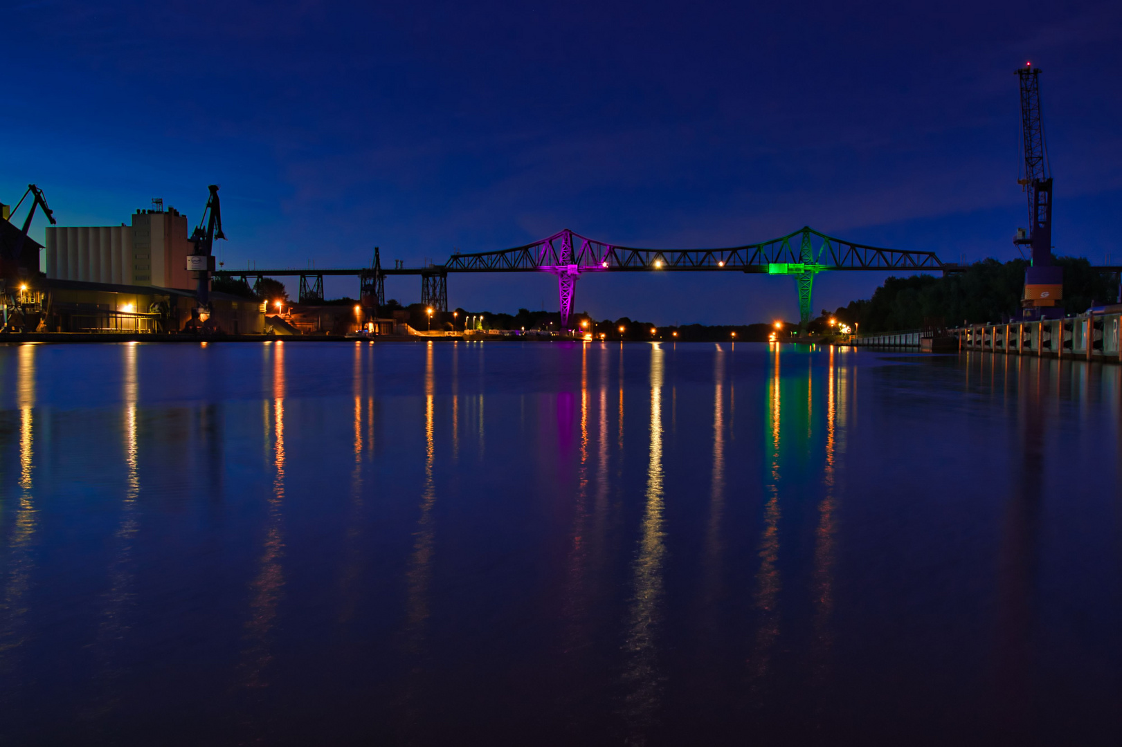 Hochbrücke Rendsburg nachts beleuchtet