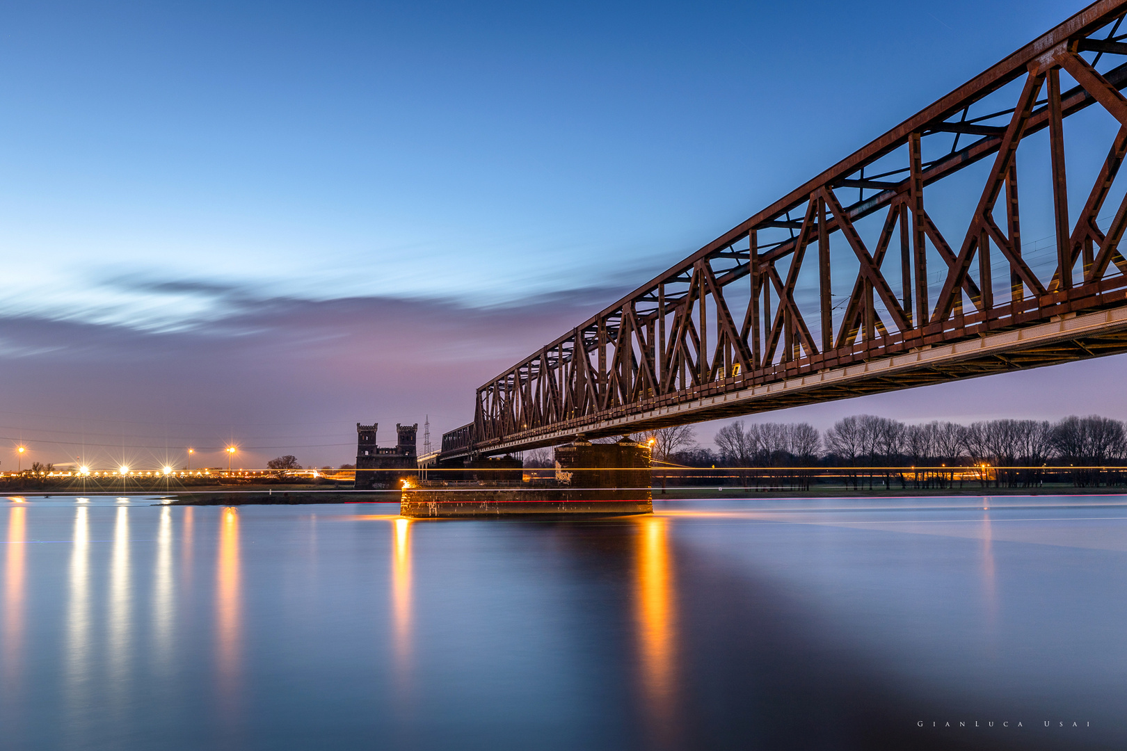 Hochfelder Eisenbahnbrücke - Blaue Stunde 