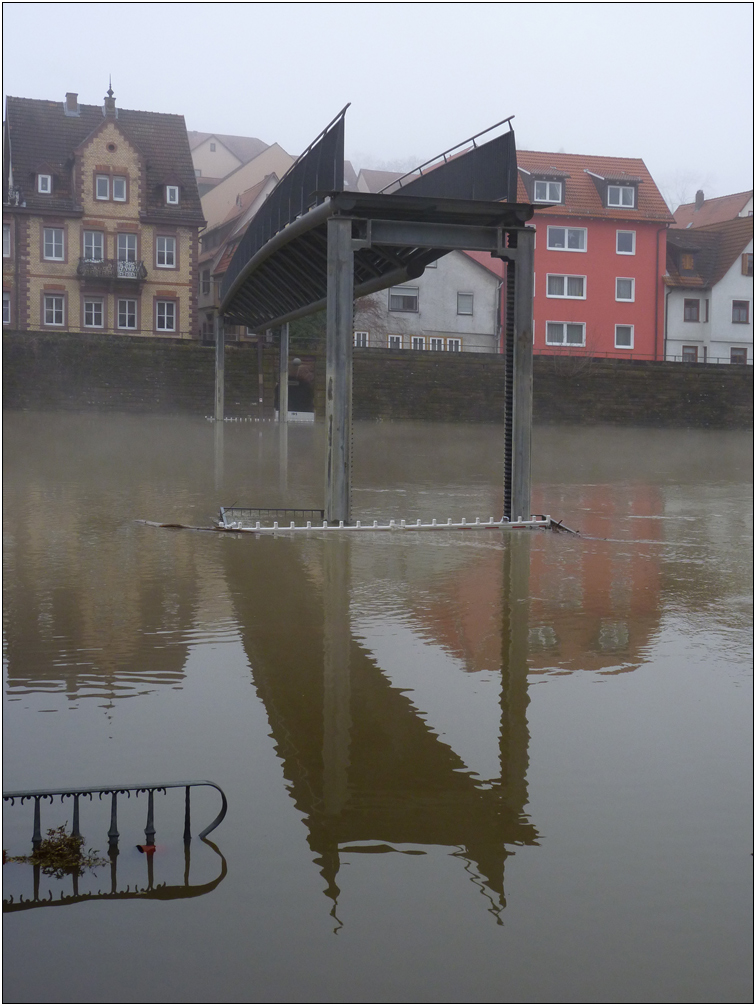 Hochgefahrener Fußgängersteg, heute