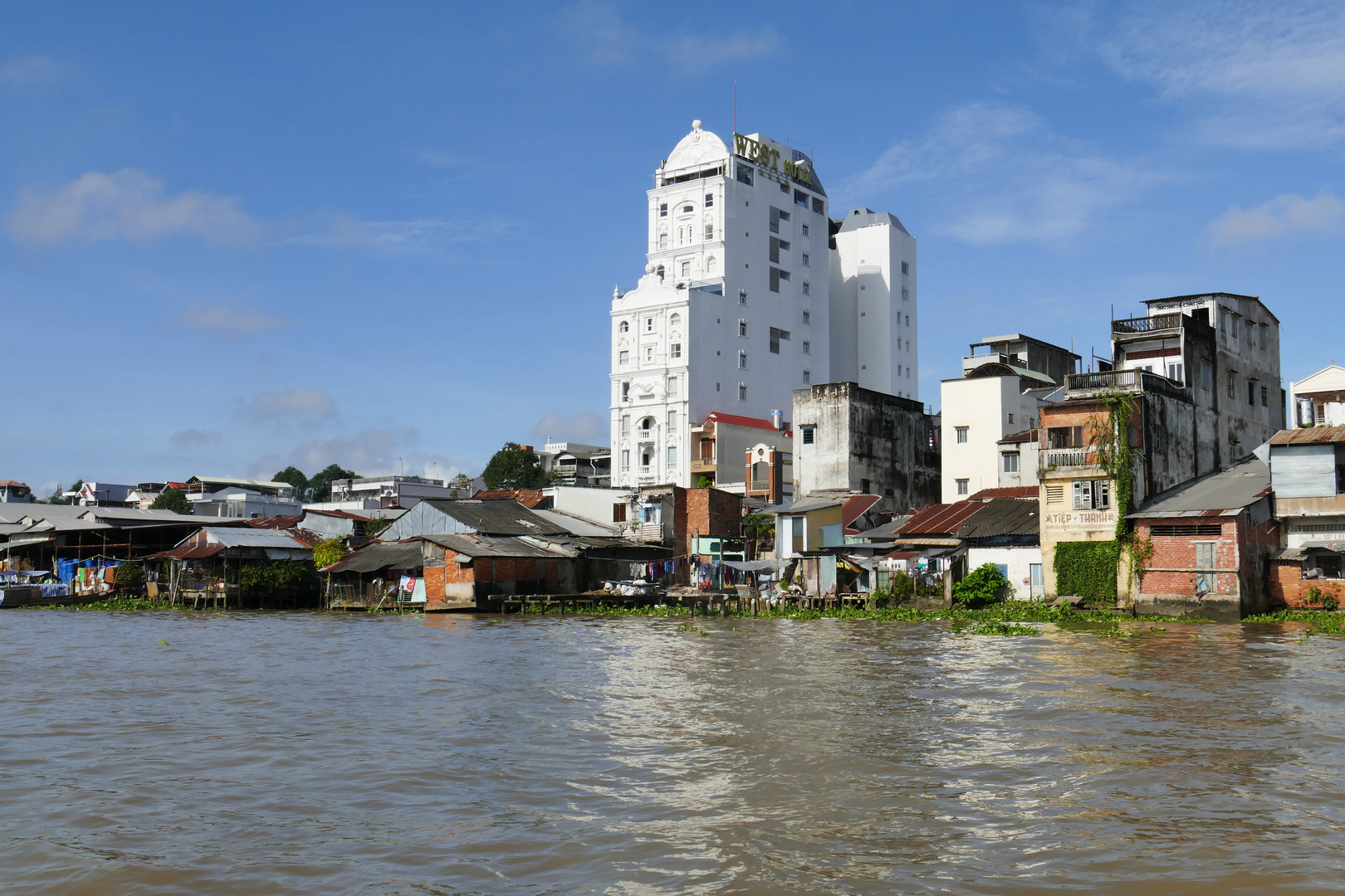 ...Hochhäuser am Mekong...