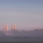 Hochhäuser im Nebel