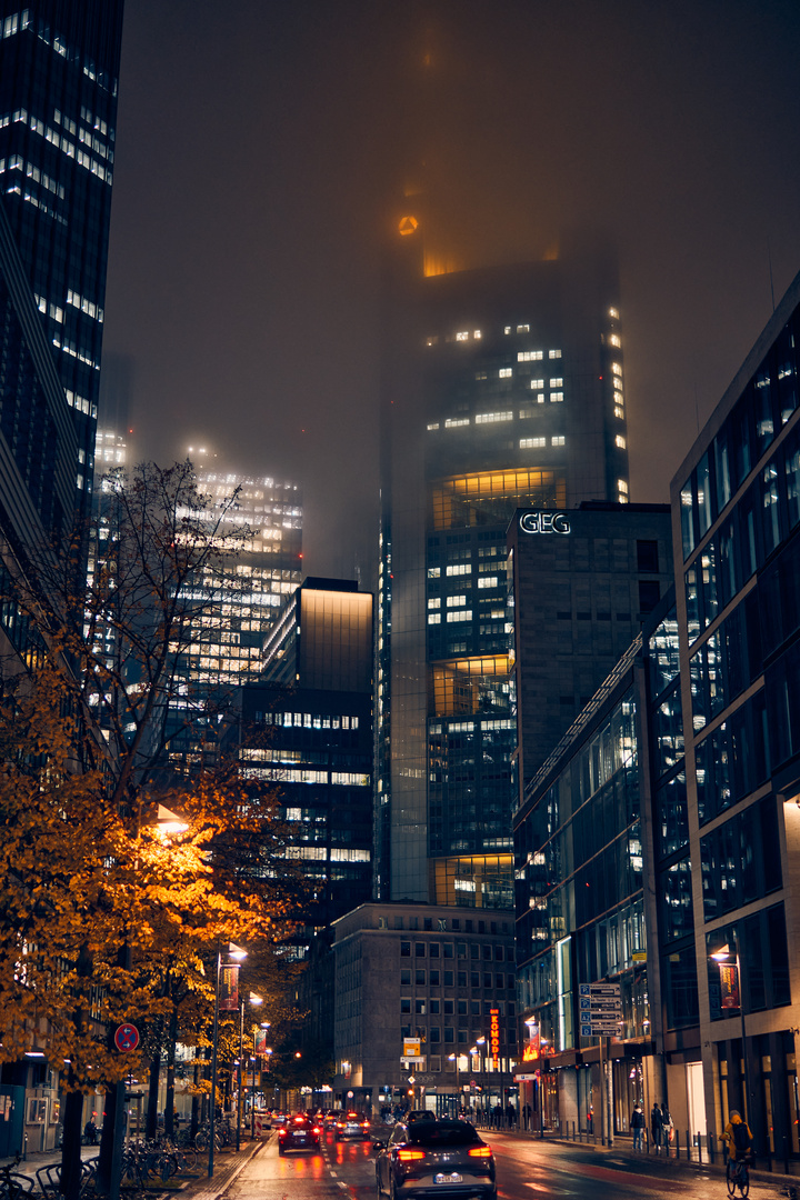 Hochhäuserschlucht am Abend im Regen