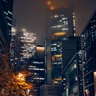 Hochhäuserschlucht am Abend im Regen