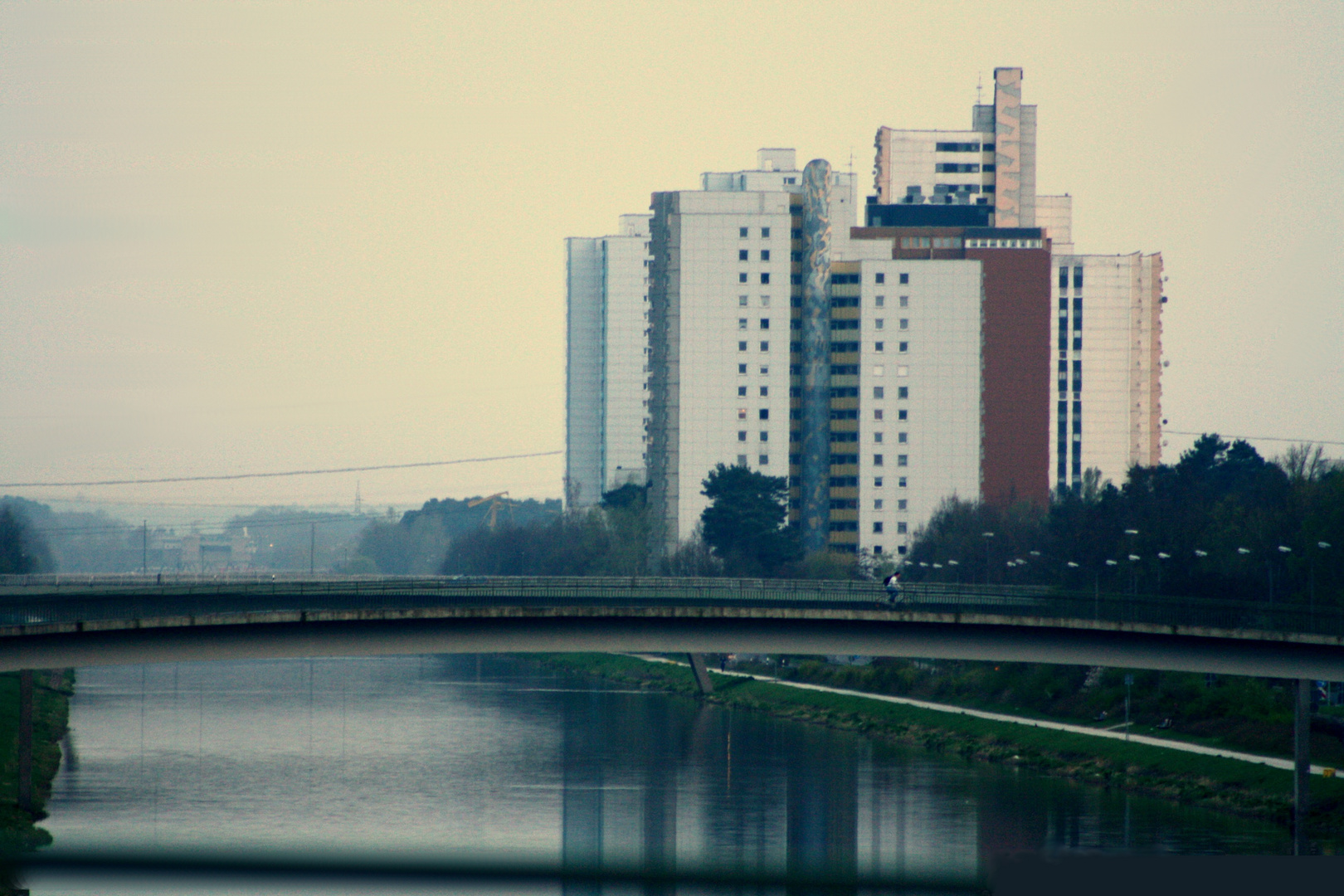 hochhaus am kanal