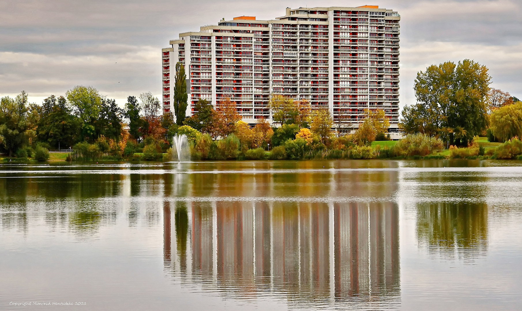 Hochhaus am Teich