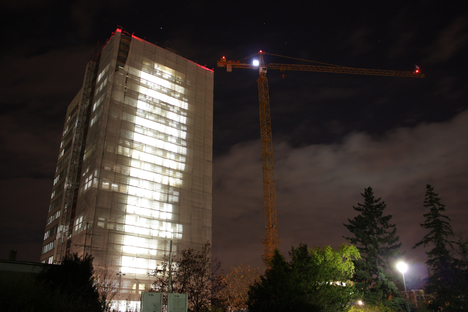 Hochhaus-Baustelle der h_da bei Nacht