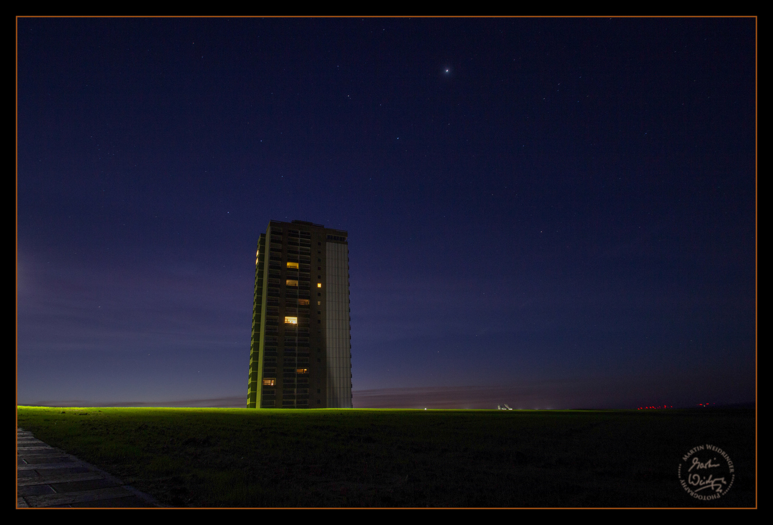 Hochhaus bei Nacht