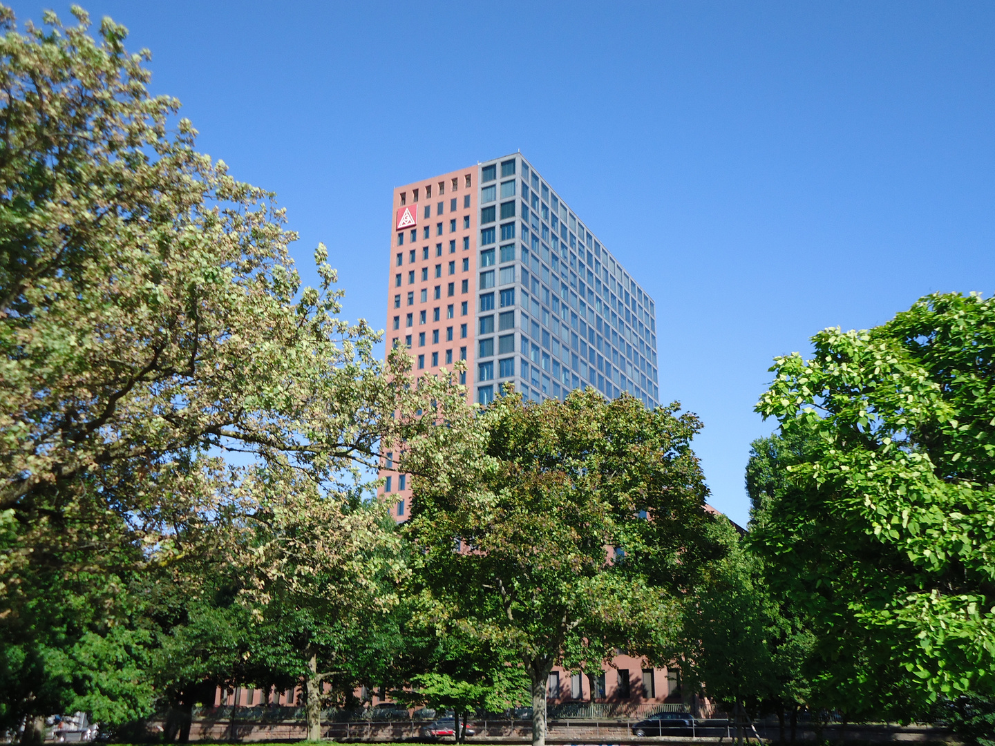 Hochhaus hinter Park in Frankfurt