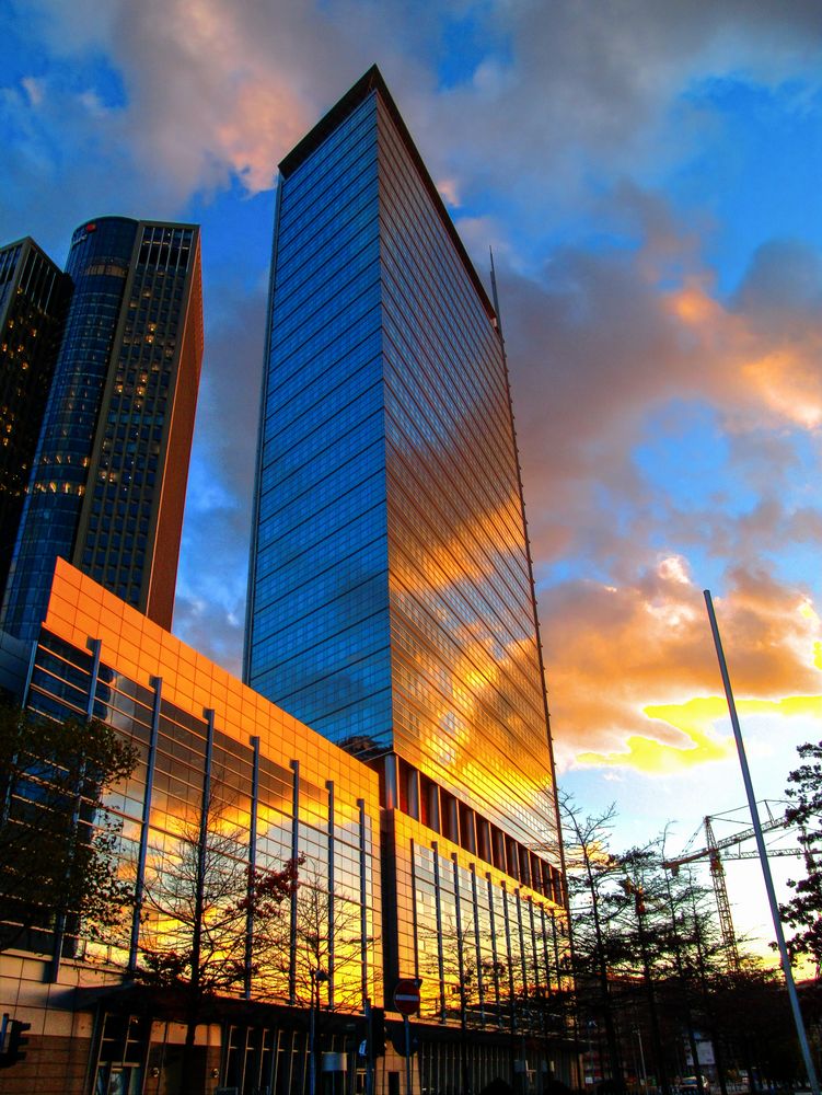 Hochhaus im knalligen abendlichen Farbenfeuer