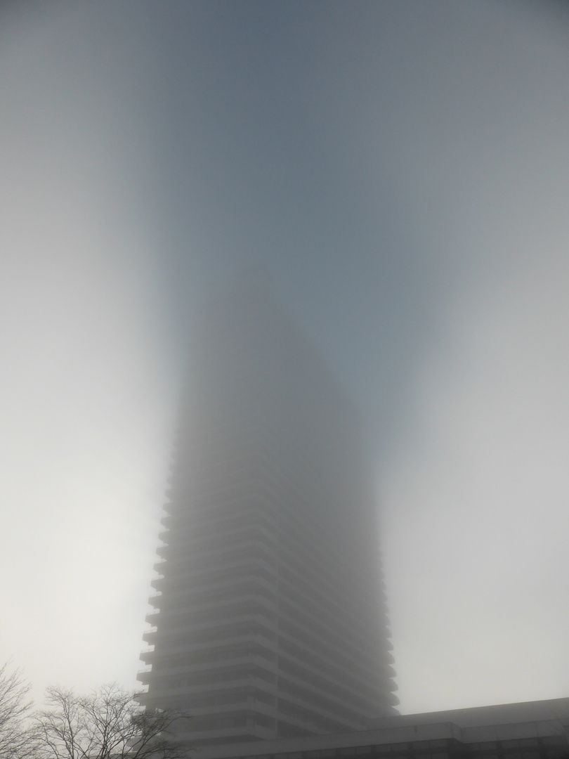 Hochhaus im Nebel