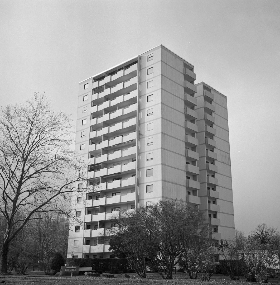 Hochhaus im zweckmäßigen Stil, Welfenstraße