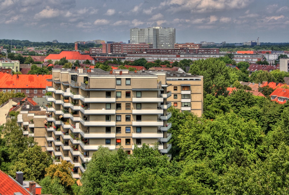 Hochhaus mit »AlsterCity« im Hintergrund