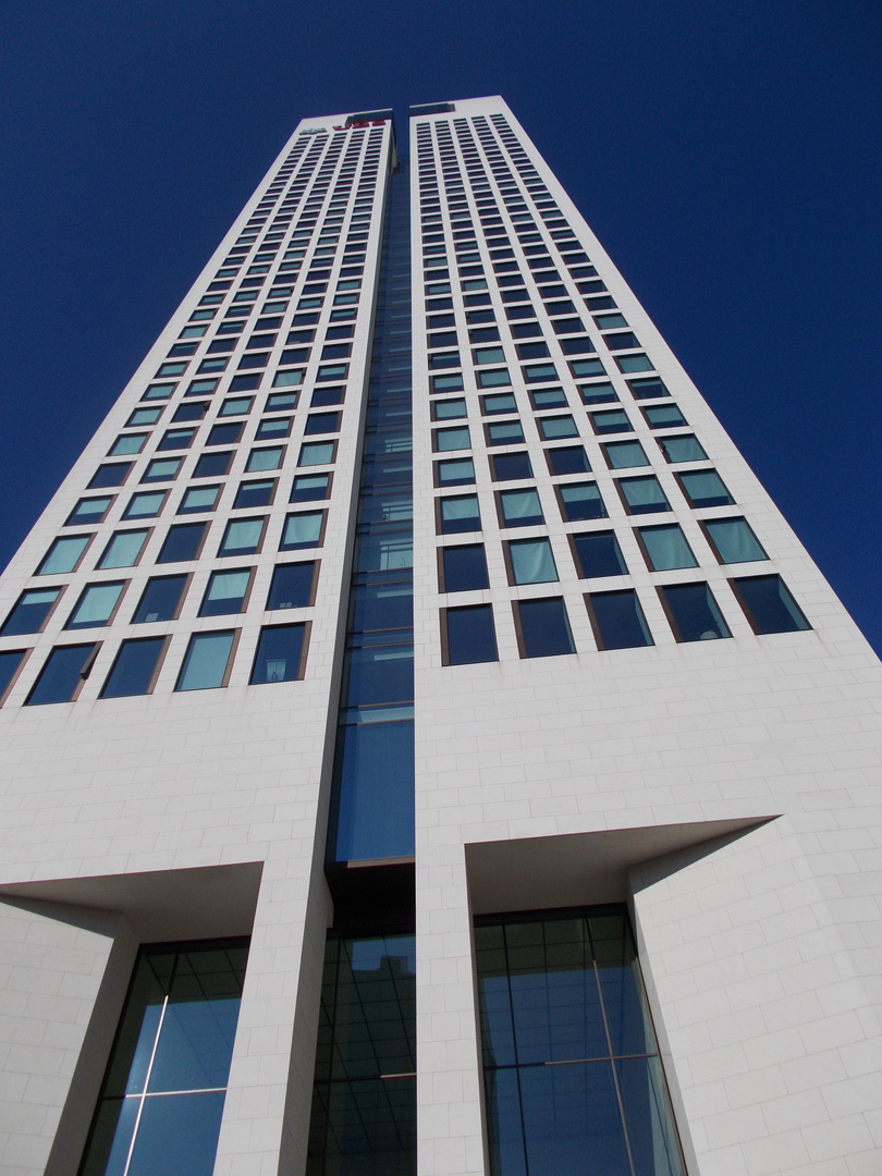 Hochhaus mit blauem Himmel UBS Tower