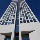 Hochhaus mit blauem Himmel UBS Tower