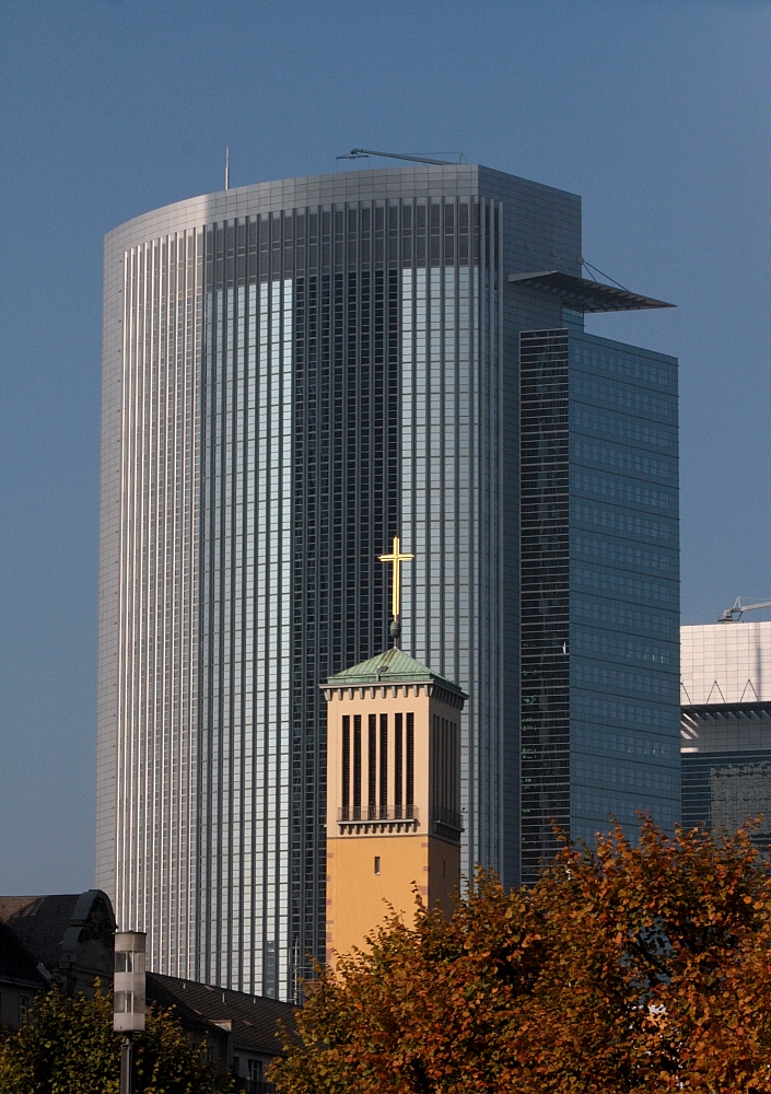 Hochhaus mit Kirche davor