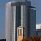 Hochhaus mit Kirche davor