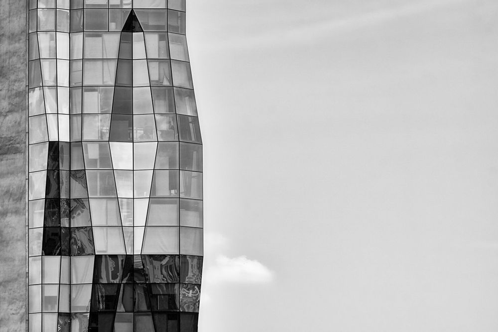 Hochhaus mit Spiegelungen und Himmel