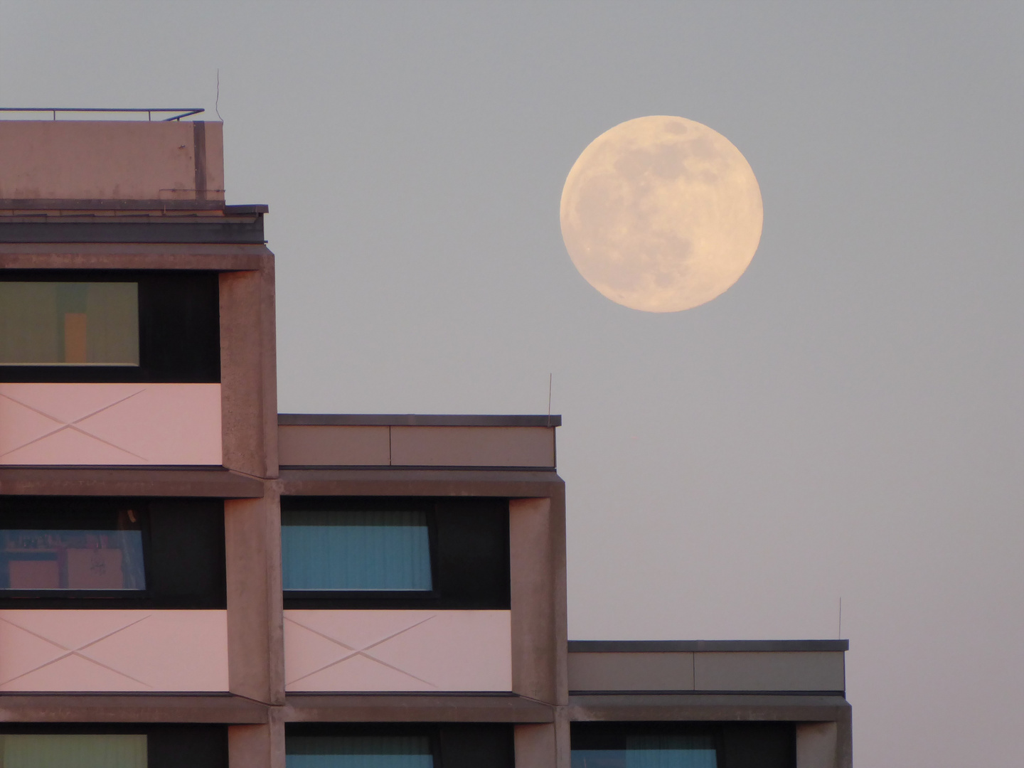 Hochhaus mit Vollmond...