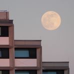 Hochhaus mit Vollmond...