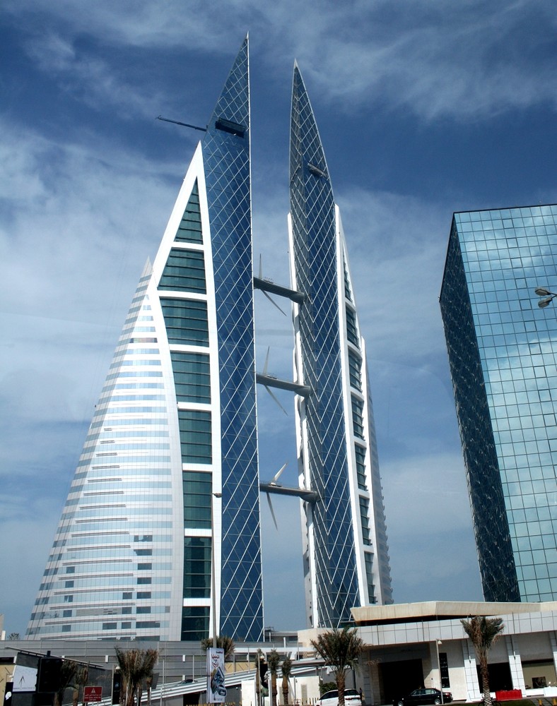 Hochhaus mit Windräder